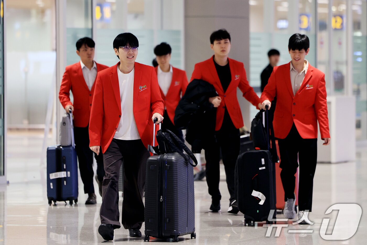 본문 이미지 - 신진서 9단(맨 앞)과 한국 바둑 국가대표팀이 7일 인천공항 제2터미널을 통해 입국하고 있다. 2026.2.7 ⓒ 뉴스1 이호윤 기자