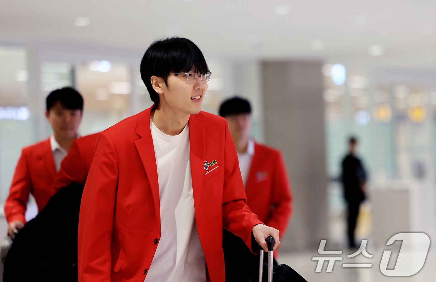 본문 이미지 - 신진서 9단과 한국 바둑 국가대표팀이 7일 인천공항 제2터미널을 통해 입국하고 있다. 2026.2.7 ⓒ 뉴스1 이호윤 기자