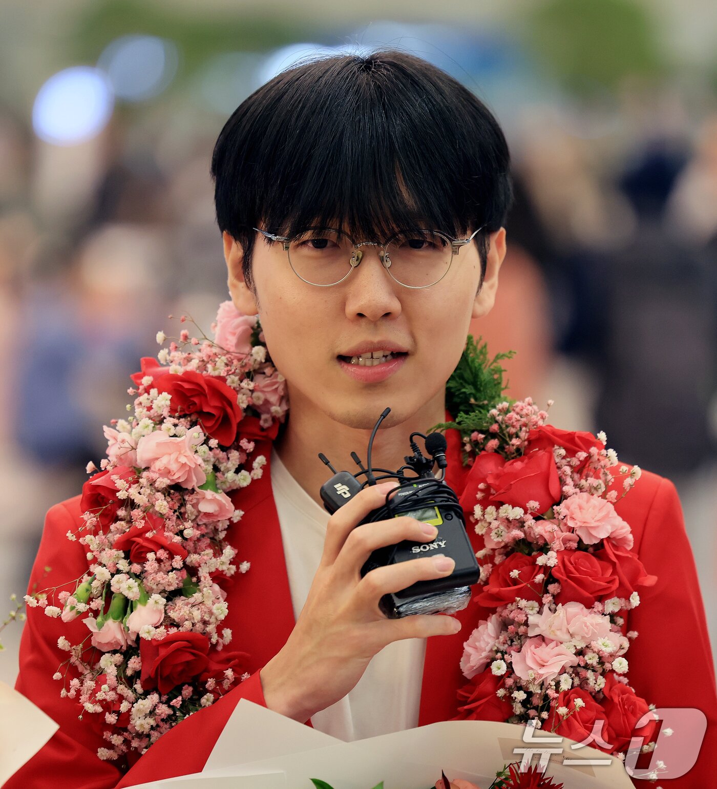 본문 이미지 - 신진서 9단이 7일 인천공항 제2터미널을 통해 입국해 인터뷰를 하고 있다.  2026.2.7 ⓒ 뉴스1 이호윤 기자