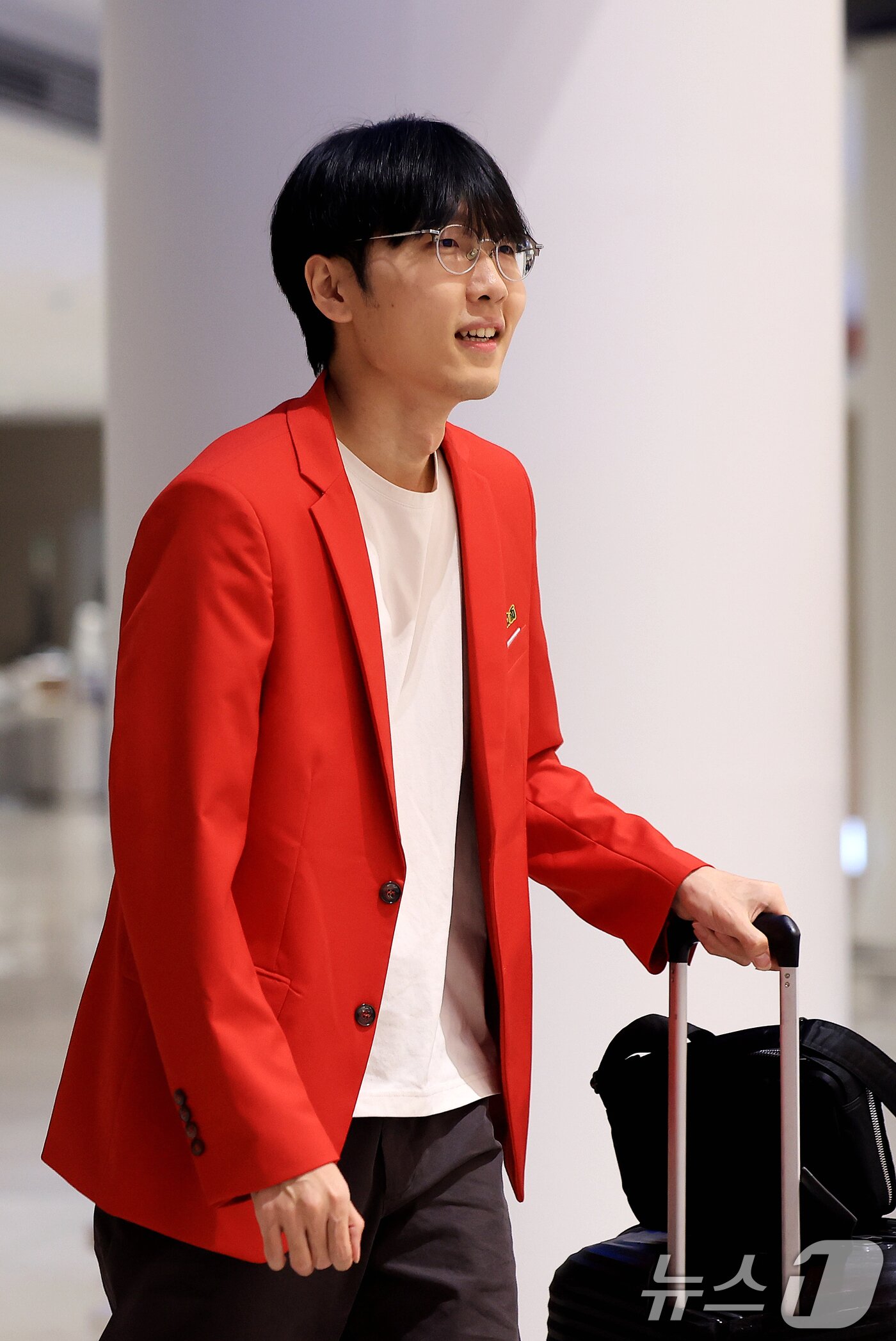 본문 이미지 - 신진서 9단이 7일 인천공항 제2터미널을 통해 입국하고 있다. 2026.2.7 ⓒ 뉴스1 이호윤 기자