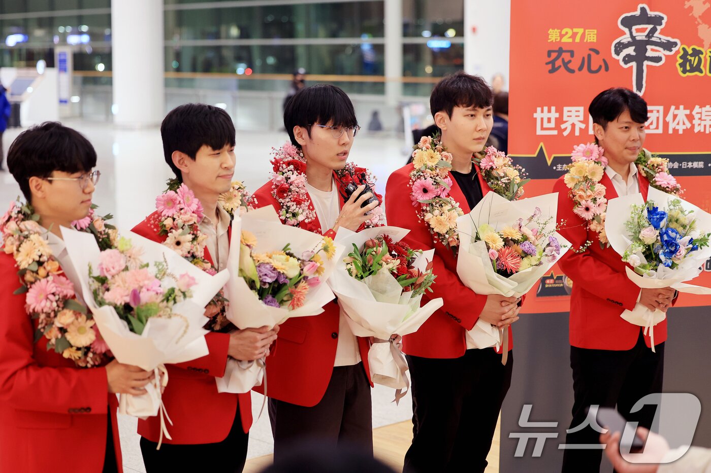 본문 이미지 - 신진서 9단이 7일 인천공항 제2터미널을 통해 입국해 인터뷰를 하고 있다.  2026.2.7 ⓒ 뉴스1 이호윤 기자