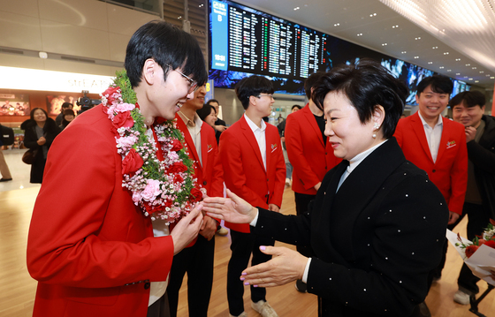 꽃목걸이 목에 건 신진서 9단