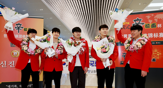 꽃다발 들고 기념촬영하는 신진서 9단과 바둑 국가대표팀