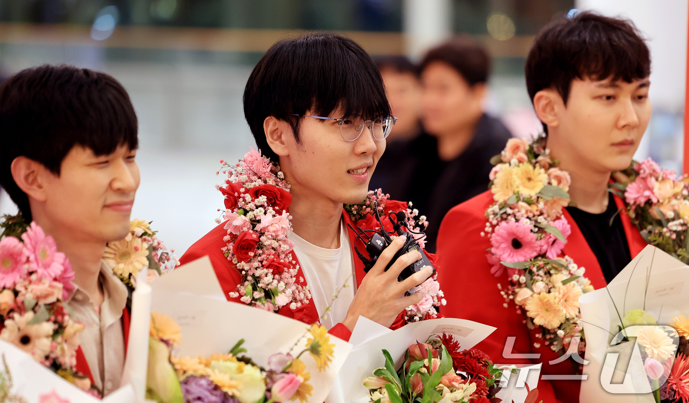 (인천공항=뉴스1) 이호윤 기자 = 신진서 9단이 7일 인천공항 제2터미널을 통해 입국해 인터뷰를 하고 있다.신 9단은 지난 6일 중국 선전 힐튼 푸톈 호텔에서 열린 제27회 농심 …