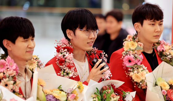 웃으며 인터뷰 하는 신진서 9단