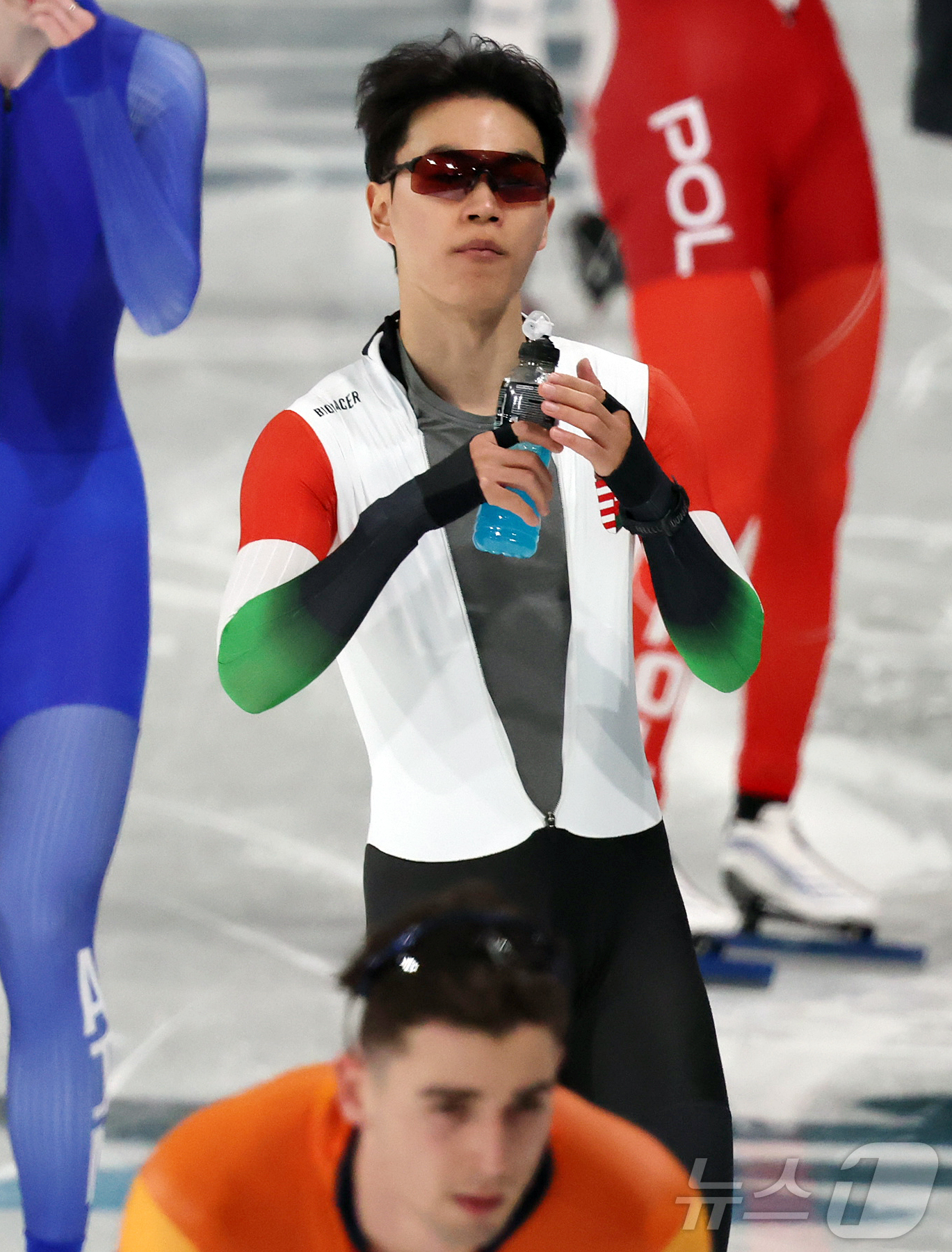 (밀라노=뉴스1) 김진환 기자 = 헝가리로 귀화한 스피드스케이팅 김민석이 7일(현지시간) 이탈리아 밀라노 스피드스케이팅 스타디움에서 훈련 중 음료를 마시고 있다. 2026.2.7/ …