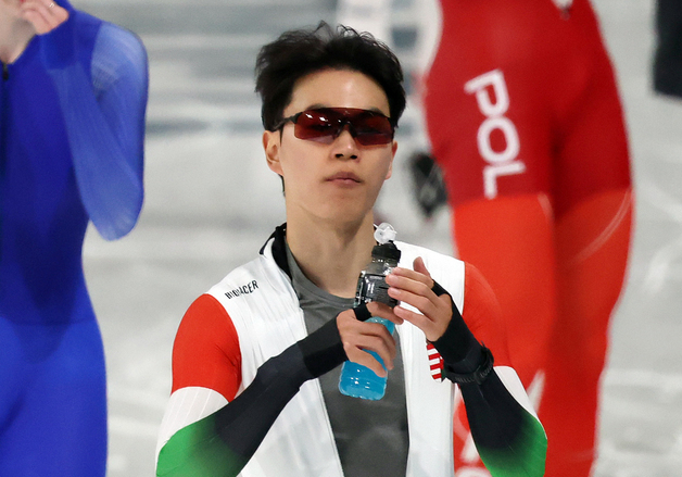 음료 마시는 김민석