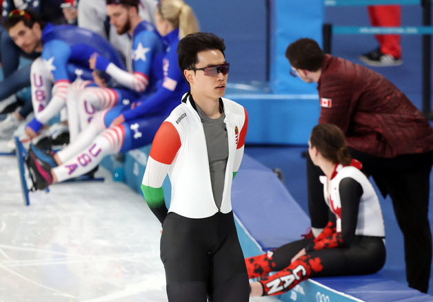 생각에 잠긴 김민석