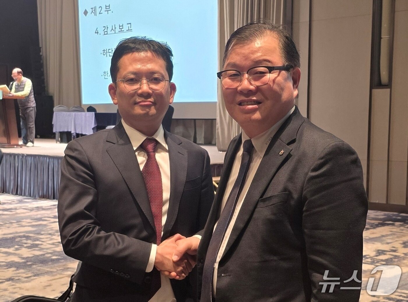 본문 이미지 - 허주형 대한수의사회 회장(오른쪽)과 이상훈 제26대 부산시수의사회 회장 당선인 ⓒ 뉴스1