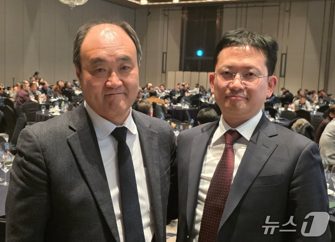 본문 이미지 - 우연철 제28대 대한수의사회 회장 당선인(왼쪽)과 이상훈 제26대 부산시수의사회 회장 당선인 ⓒ 뉴스1