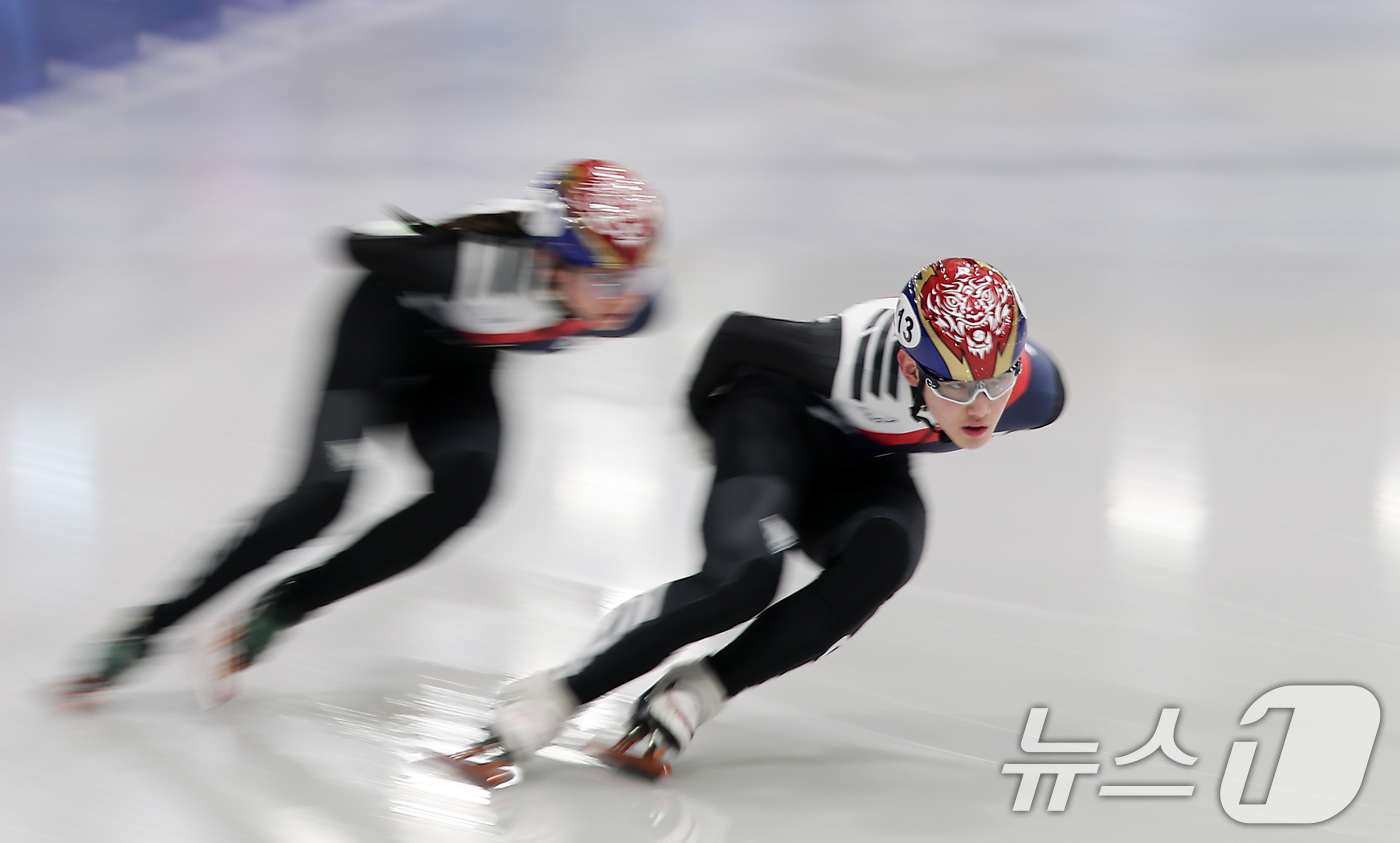 (밀라노=뉴스1) 김성진 기자 = 쇼트트랙 임종언과 심석희가 7일(현지시간) 이탈리아 밀라노 아이스 스케이팅 아레나 연습 링크에서 훈련을 하고 있다. 2026.2.7/뉴스1