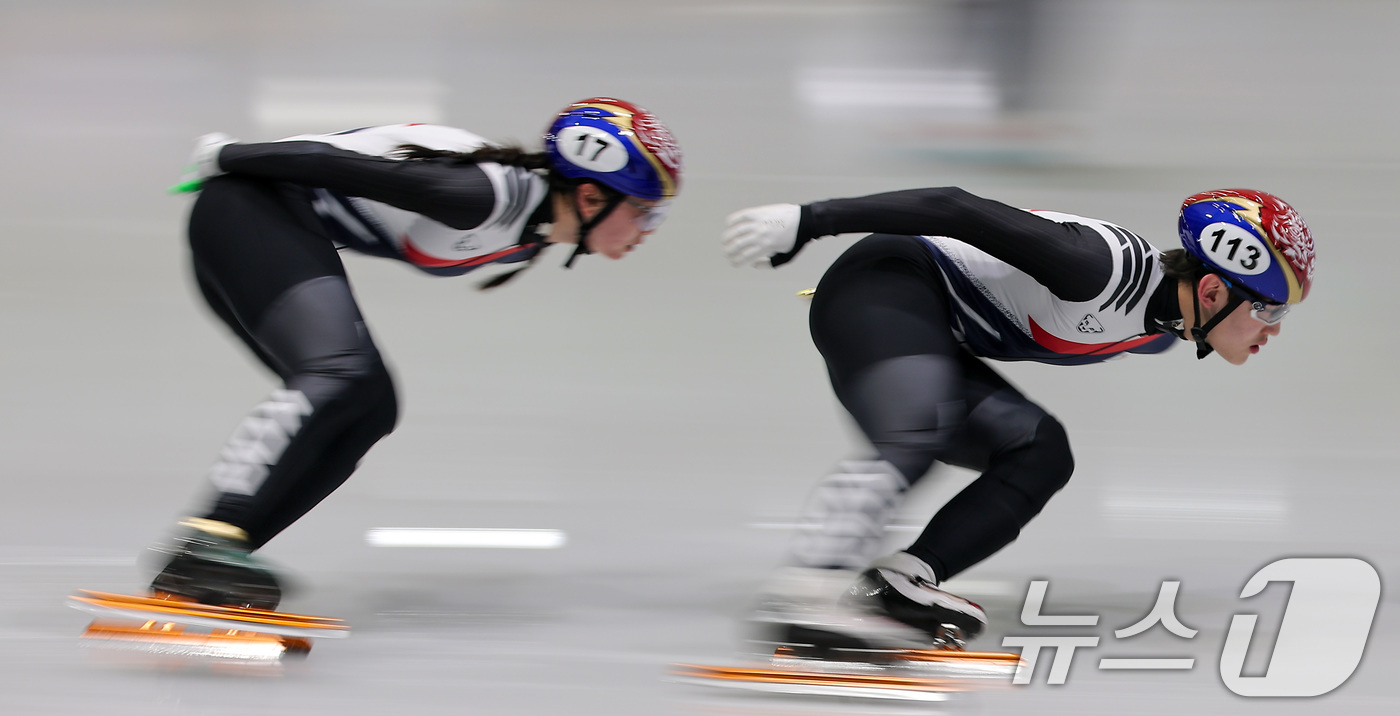(밀라노=뉴스1) 김성진 기자 = 쇼트트랙 임종언과 심석희가 7일(현지시간) 이탈리아 밀라노 아이스 스케이팅 아레나 연습 링크에서 훈련을 하고 있다. 2026.2.7/뉴스1