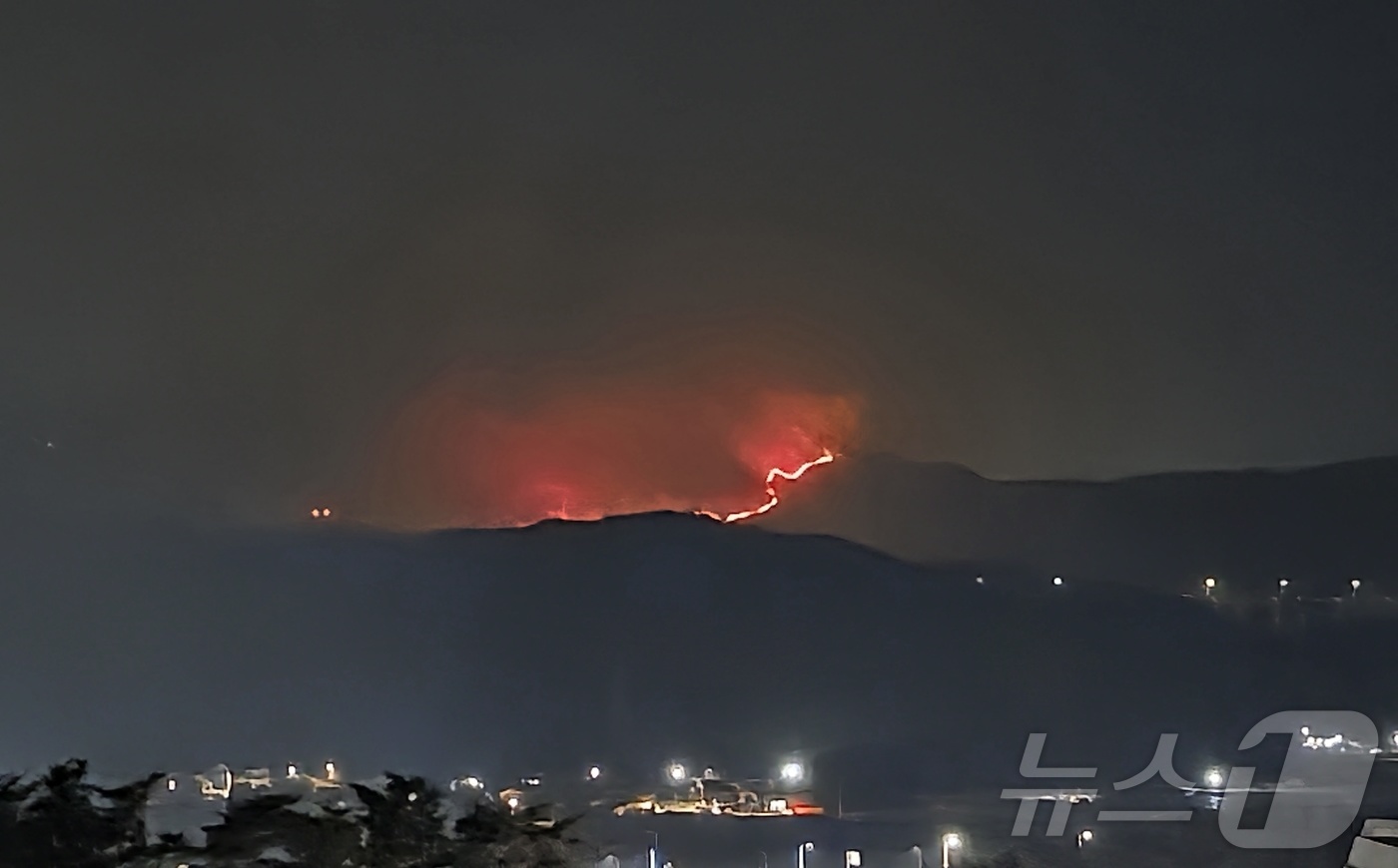 (경주=뉴스1) 최창호 기자 = 전날 7일 오후 9시 40분쯤 경북 경주시 문무대왕면 입천리 산 20번지 일원에서 발생한 산불이 확산되고 있다.(독자제공, 제판매 및 DB금지) 2 …