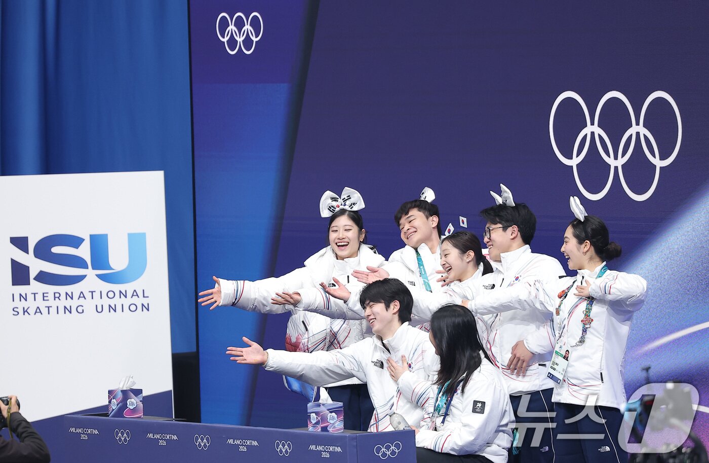 본문 이미지 - 피겨 차준환이 7일(현지시간) 이탈리아 밀라노 아이스 스케이팅 아레나에서 열린 2026 밀라노·코르티나담페초 동계올림픽 피겨 스케이팅 팀 이벤트(단체전) 남자 싱글 쇼트 프로그램에서 연기를 마친 후 동료 선수들과 포즈를 취하고 있다. 2026.2.8 ⓒ 뉴스1 김성진 기자