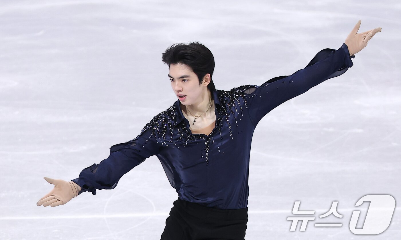 본문 이미지 - 피겨 차준환이 7일(현지시간) 이탈리아 밀라노 아이스 스케이팅 아레나에서 열린 2026 밀라노·코르티나담페초 동계올림픽 피겨 스케이팅 팀 이벤트(단체전) 남자 싱글 쇼트 프로그램에서 연기를 펼치고 있다. 2026.2.8 ⓒ 뉴스1 김성진 기자