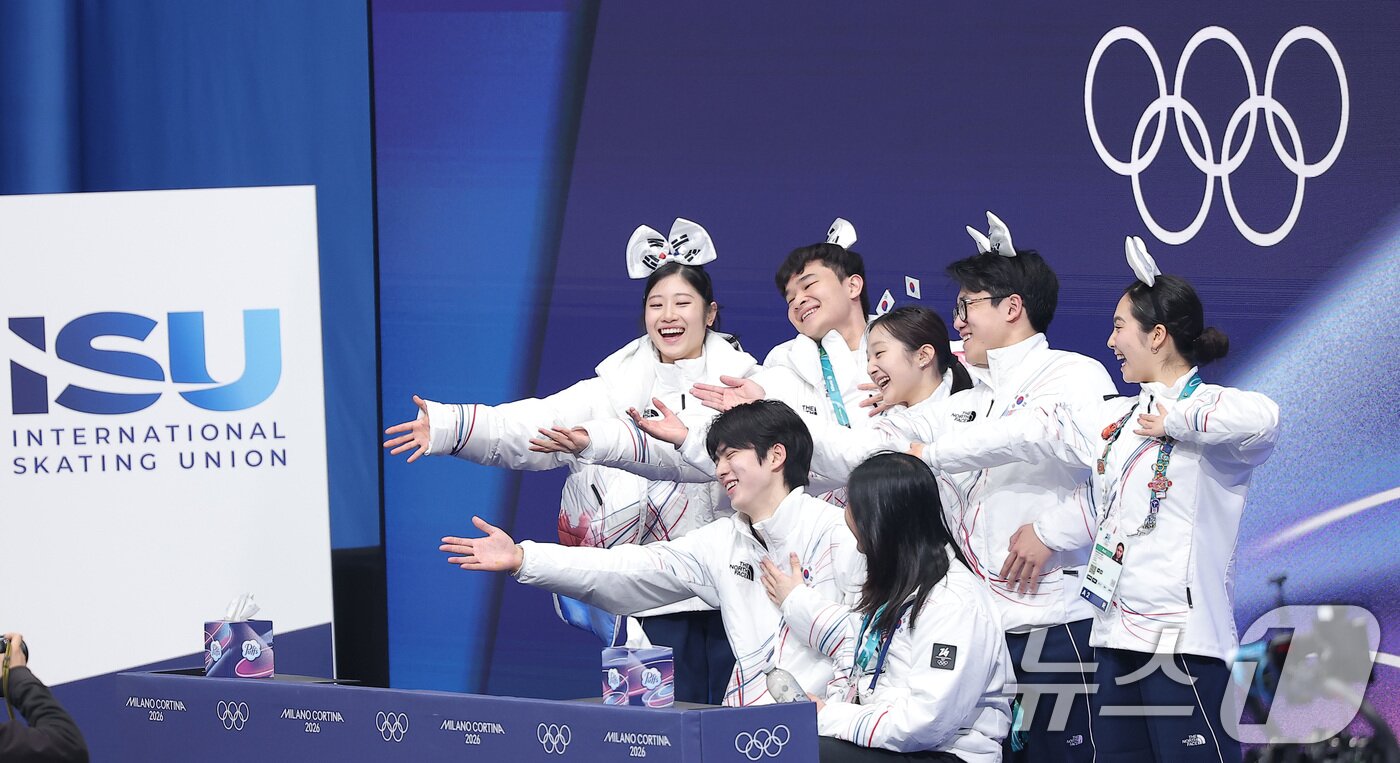 본문 이미지 - 피겨 차준환이 7일(현지시간) 이탈리아 밀라노 아이스 스케이팅 아레나에서 열린 2026 밀라노·코르티나담페초 동계올림픽 피겨 스케이팅 팀 이벤트(단체전) 남자 싱글 쇼트 프로그램에서 연기를 마친 후 동료 선수들과 포즈를 취하고 있다. 2026.2.8 ⓒ 뉴스1 김성진 기자