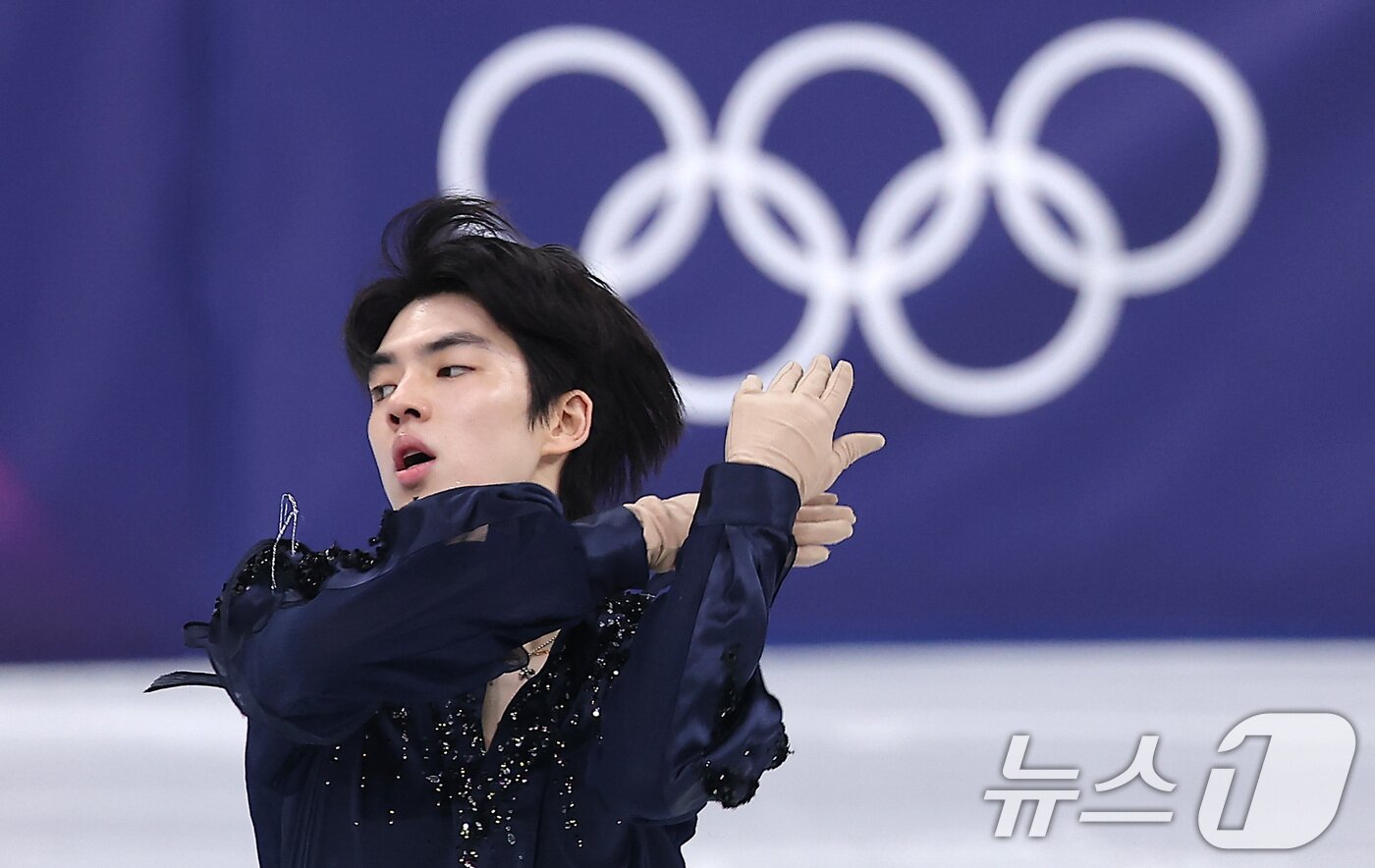 본문 이미지 - 피겨 차준환이 7일(현지시간) 이탈리아 밀라노 아이스 스케이팅 아레나에서 열린 2026 밀라노·코르티나담페초 동계올림픽 피겨 스케이팅 팀 이벤트(단체전) 남자 싱글 쇼트 프로그램에서 연기를 펼치고 있다. 2026.2.8 ⓒ 뉴스1 김성진 기자