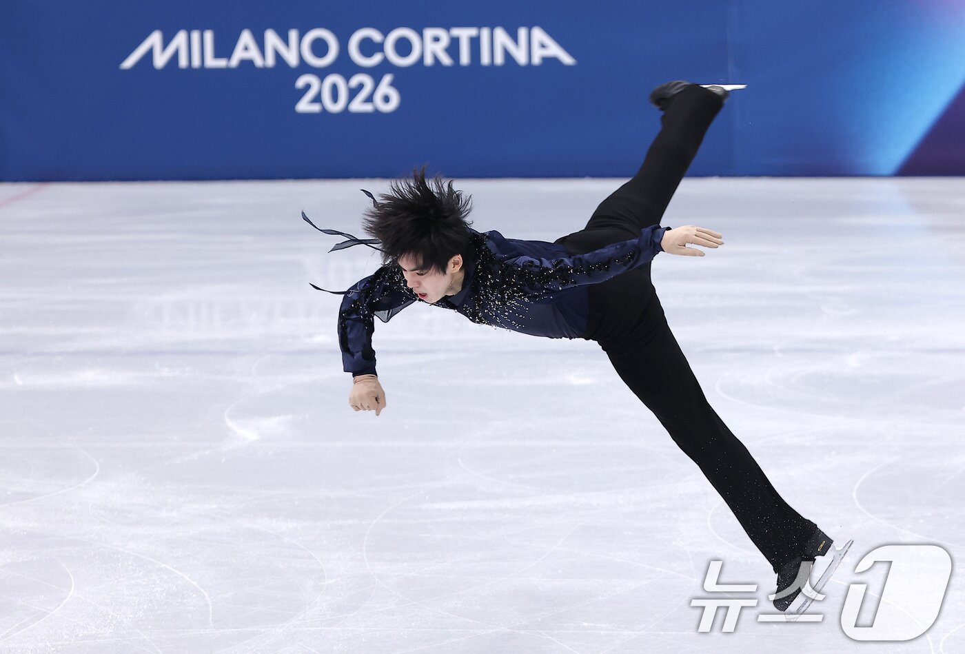 본문 이미지 - 피겨 차준환이 7일(현지시간) 이탈리아 밀라노 아이스 스케이팅 아레나에서 열린 2026 밀라노·코르티나담페초 동계올림픽 피겨 스케이팅 팀 이벤트(단체전) 남자 싱글 쇼트 프로그램에서 연기를 펼치고 있다. 2026.2.8 ⓒ 뉴스1 김성진 기자