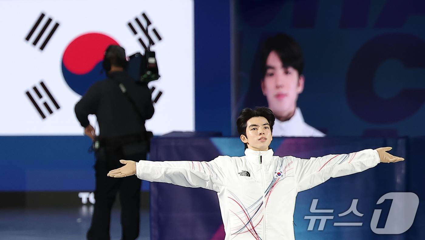 (밀라노=뉴스1) 김성진 기자 = 피겨 차준환이 7일(현지시간) 이탈리아 밀라노 아이스 스케이팅 아레나에서 열린 2026 밀라노·코르티나담페초 동계올림픽 피겨 스케이팅 팀 이벤트( …
