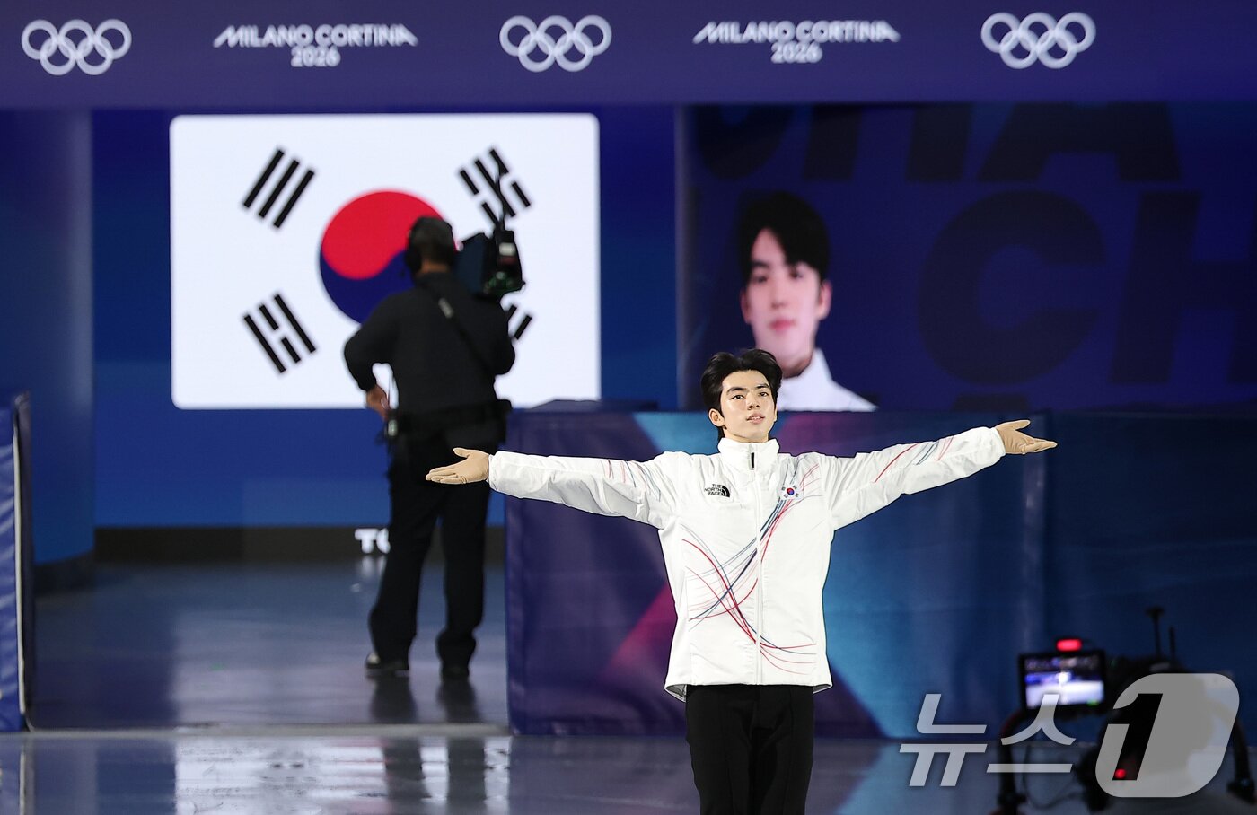 본문 이미지 - 피겨 차준환이 7일(현지시간) 이탈리아 밀라노 아이스 스케이팅 아레나에서 열린 2026 밀라노·코르티나담페초 동계올림픽 피겨 스케이팅 팀 이벤트(단체전) 남자 싱글 쇼트 프로그램 연기를 하기 위해 링크로 입장하고 있다. 2026.2.8 ⓒ 뉴스1 김성진 기자