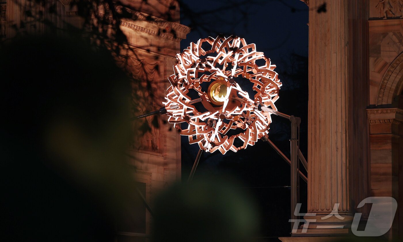 본문 이미지 - 7일(현지시간) 오후 이탈리아 밀라노 '평화의 아치'(아르코 델라 파체·Arco della Pace) 성화대에 점화된 성화가 불타고 있다. 2026.2.8 ⓒ 뉴스1 김진환 기자