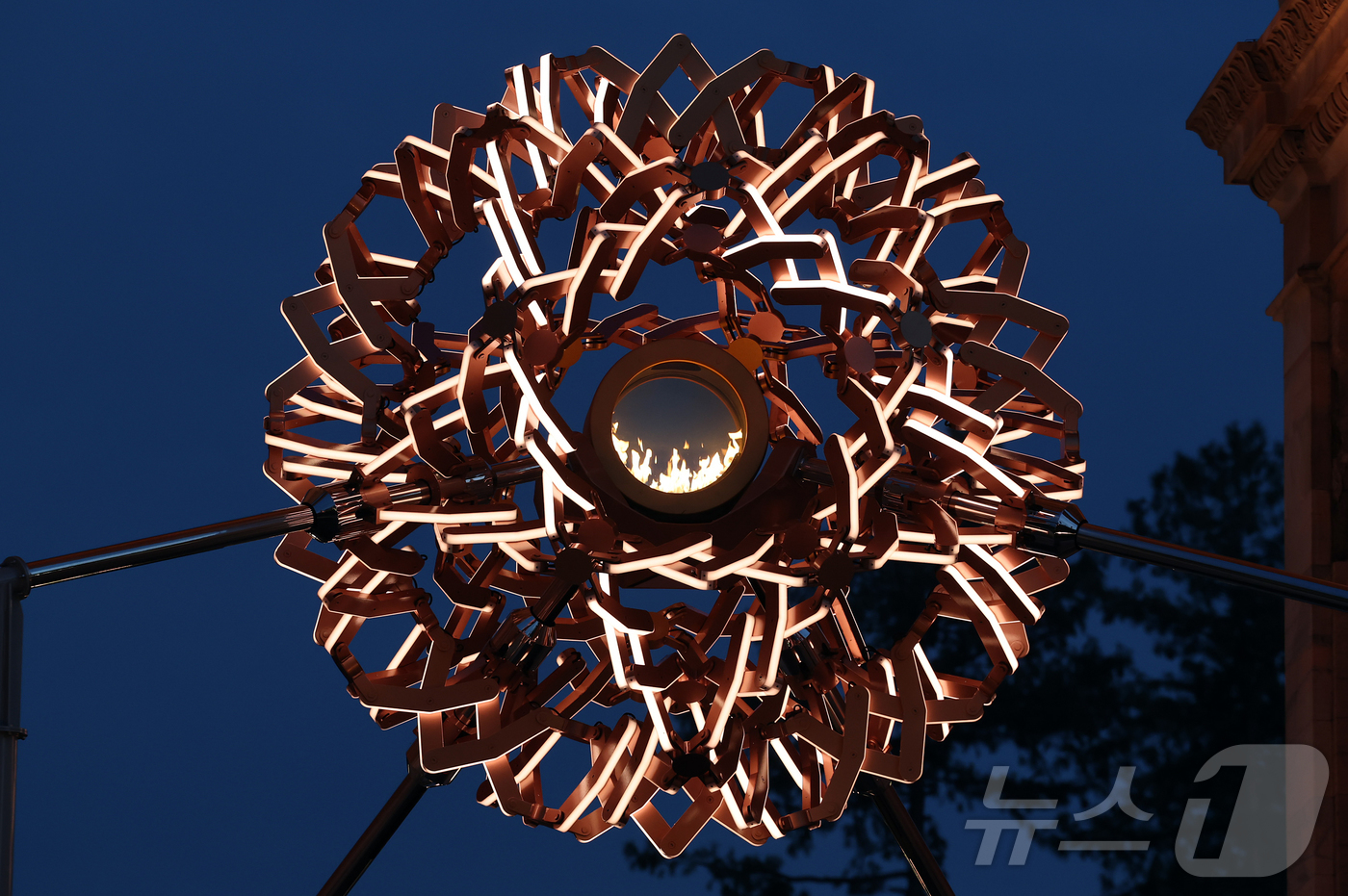 (밀라노=뉴스1) 김진환 기자 = 7일(현지시간) 오후 이탈리아 밀라노 '평화의 아치'(아르코 델라 파체·Arco della Pace) 성화대에 점화된 성화가 불타고 있다. 202 …