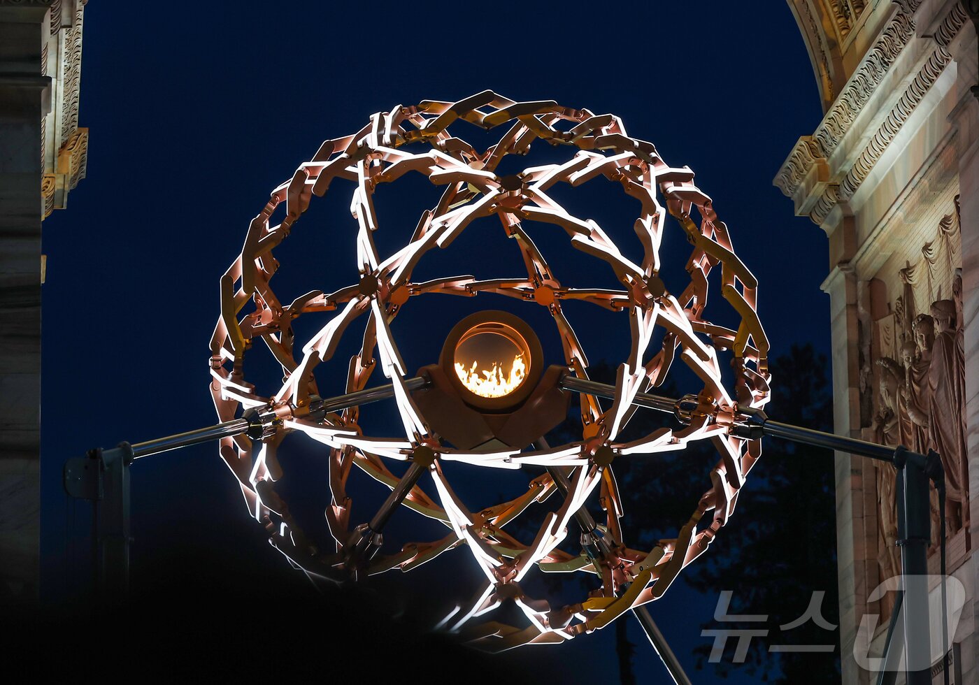 본문 이미지 - 7일(현지시간) 오후 이탈리아 밀라노 '평화의 아치'(아르코 델라 파체·Arco della Pace) 성화대에 점화된 성화가 불타고 있다. 2026.2.8 ⓒ 뉴스1 김진환 기자