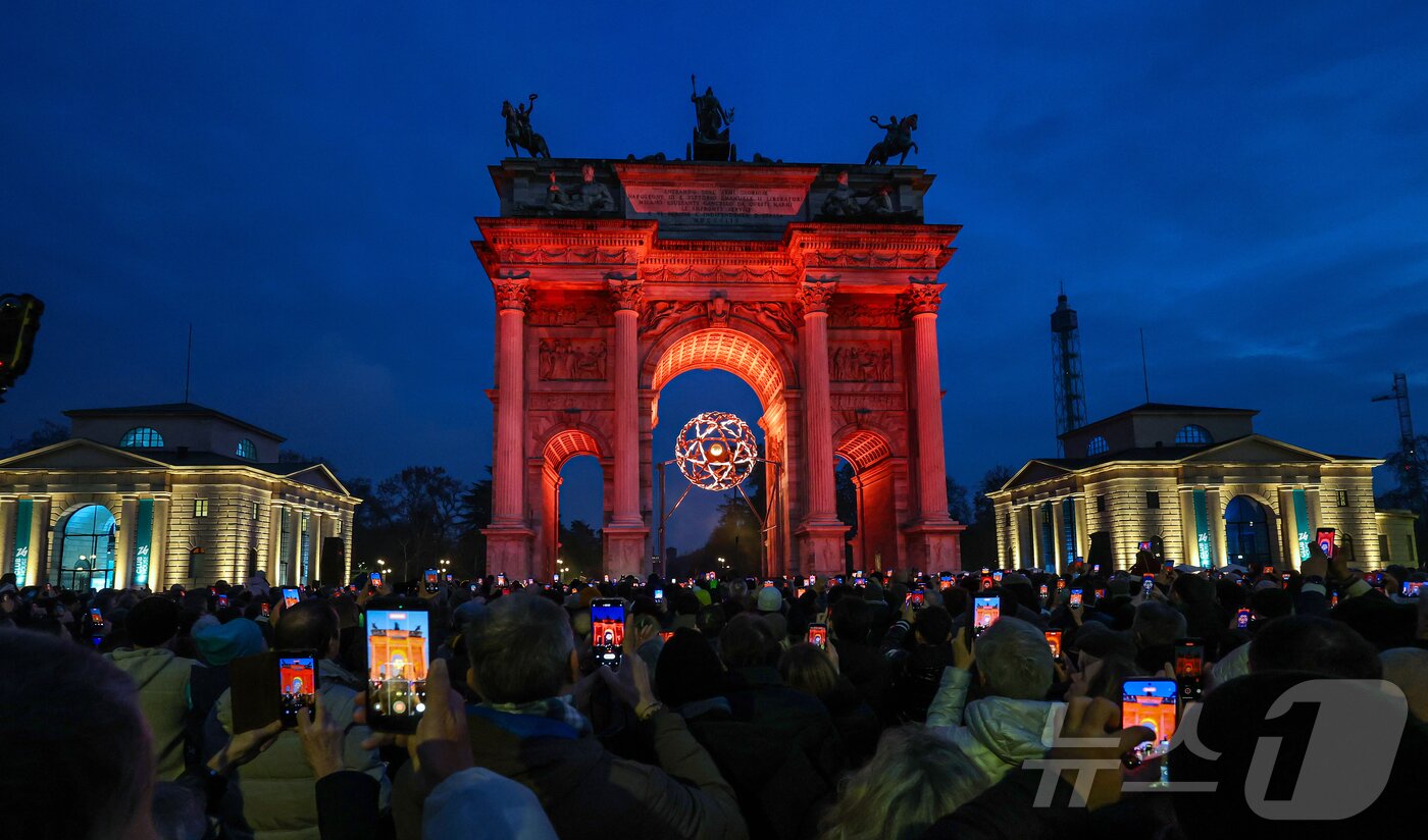 본문 이미지 - 7일(현지시간) 오후 이탈리아 밀라노 '평화의 아치'(아르코 델라 파체·Arco della Pace) 성화대에 점화된 성화가 불타고 있다. 2026.2.8 ⓒ 뉴스1 김진환 기자