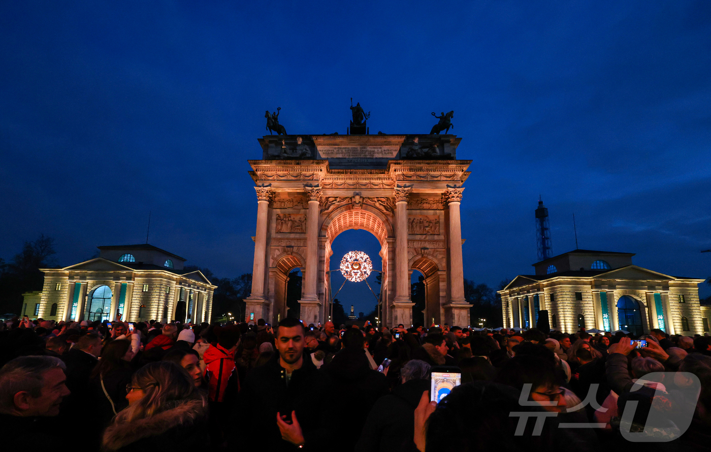 (밀라노=뉴스1) 김진환 기자 = 7일(현지시간) 오후 이탈리아 밀라노 '평화의 아치'(아르코 델라 파체·Arco della Pace) 성화대에 점화된 성화가 불타고 있다. 202 …