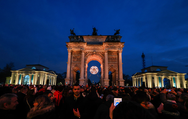 어둠 속 밀라노를 밝히는 성화