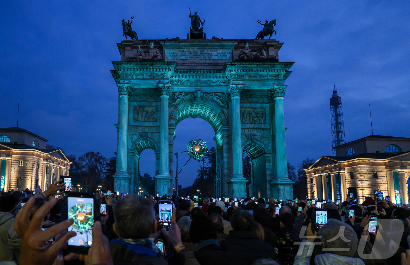 (밀라노=뉴스1) 김진환 기자 = 7일(현지시간) 오후 이탈리아 밀라노 '평화의 아치'(아르코 델라 파체·Arco della Pace) 성화대에 점화된 성화가 불타고 있다. 202 …
