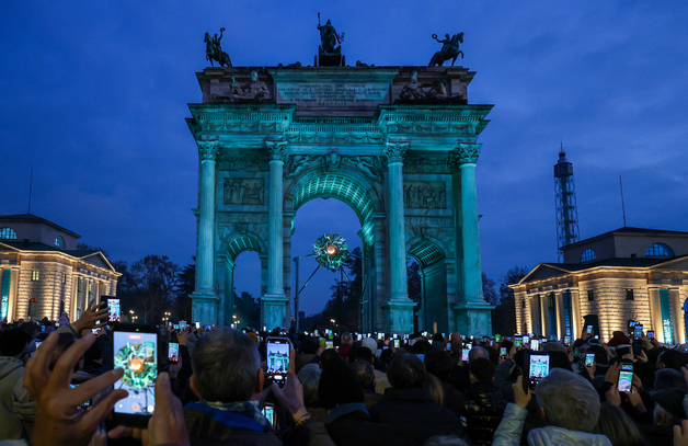 화려한 조명이 감싼 밀라노·코르티나 동계올림픽 성화