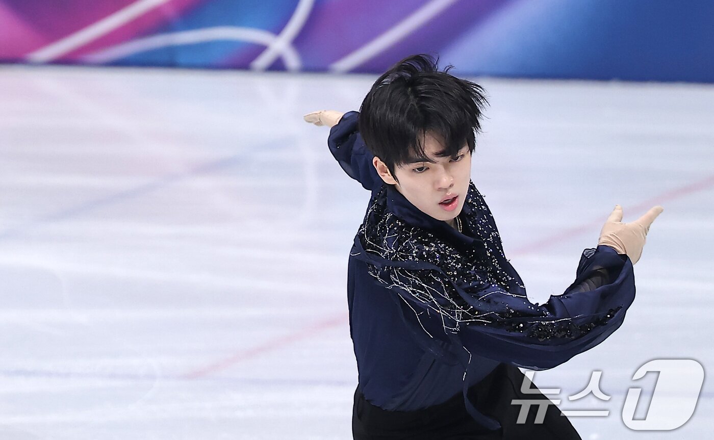 본문 이미지 - 피겨 차준환이 7일(현지시간) 이탈리아 밀라노 아이스 스케이팅 아레나에서 열린 2026 밀라노·코르티나담페초 동계올림픽 피겨 스케이팅 팀 이벤트(단체전) 남자 싱글 쇼트 프로그램에서 연기를 펼치고 있다. 2026.2.8 ⓒ 뉴스1 김성진 기자