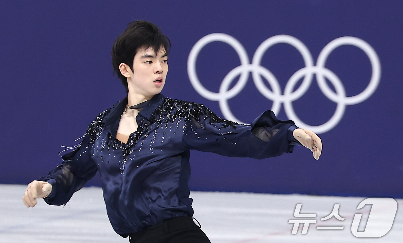 본문 이미지 - 피겨 차준환이 7일(현지시간) 이탈리아 밀라노 아이스 스케이팅 아레나에서 열린 2026 밀라노·코르티나담페초 동계올림픽 피겨 스케이팅 팀 이벤트(단체전) 남자 싱글 쇼트 프로그램에서 연기를 펼치고 있다. 2026.2.8 ⓒ 뉴스1 김성진 기자