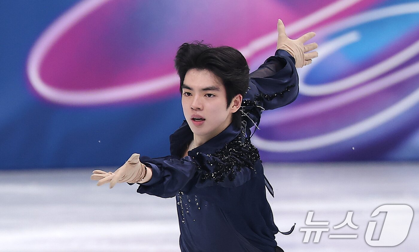 본문 이미지 - 피겨 차준환이 7일(현지시간) 이탈리아 밀라노 아이스 스케이팅 아레나에서 열린 2026 밀라노·코르티나담페초 동계올림픽 피겨 스케이팅 팀 이벤트(단체전) 남자 싱글 쇼트 프로그램에서 연기를 펼치고 있다. 2026.2.8 ⓒ 뉴스1 김성진 기자