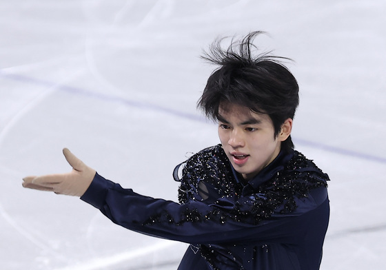 연기 펼치는 차준환