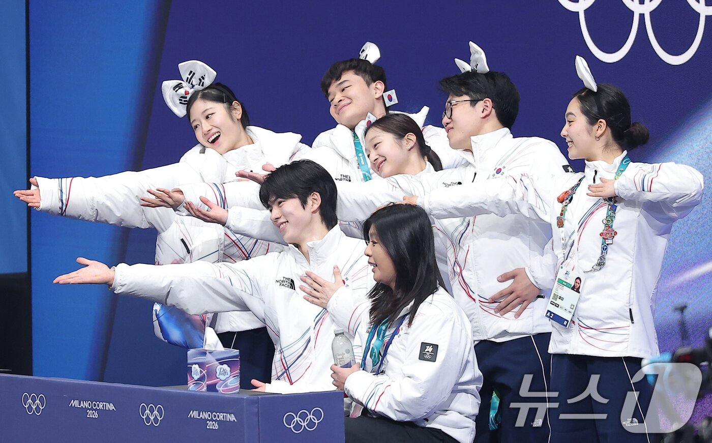 본문 이미지 - 피겨 차준환이 7일(현지시간) 이탈리아 밀라노 아이스 스케이팅 아레나에서 열린 2026 밀라노·코르티나담페초 동계올림픽 피겨 스케이팅 팀 이벤트(단체전) 남자 싱글 쇼트 프로그램에서 연기를 마친 후 팀 선수들과 마무리 포즈를 취하고 있다. 2026.2.8 ⓒ 뉴스1 김성진 기자