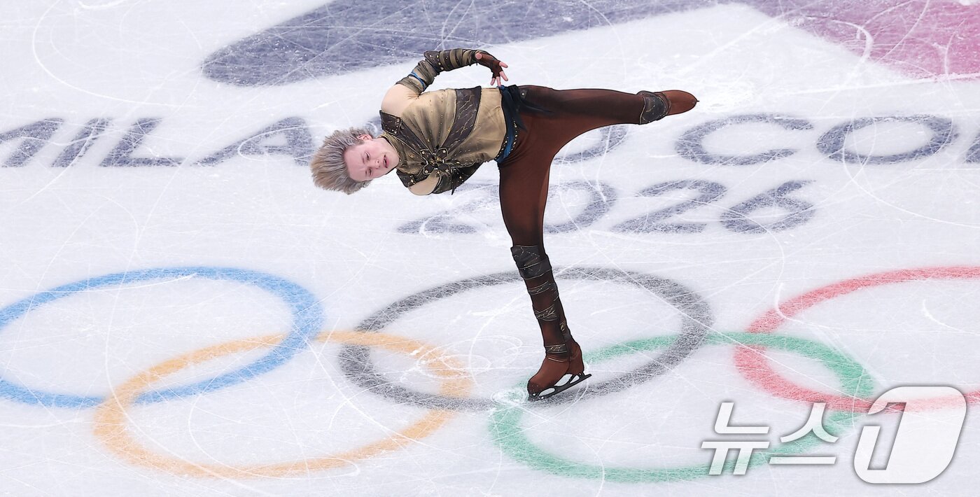 본문 이미지 - 미국 피겨선수 일리야 말리닌이 7일(현지시간) 이탈리아 밀라노 아이스 스케이팅 아레나에서 열린 2026 밀라노·코르티나담페초 동계올림픽 피겨 스케이팅 팀 이벤트(단체전) 남자 싱글 쇼트 프로그램에서 연기를 펼치고 있다. 2026.2.8 ⓒ 뉴스1 김성진 기자
