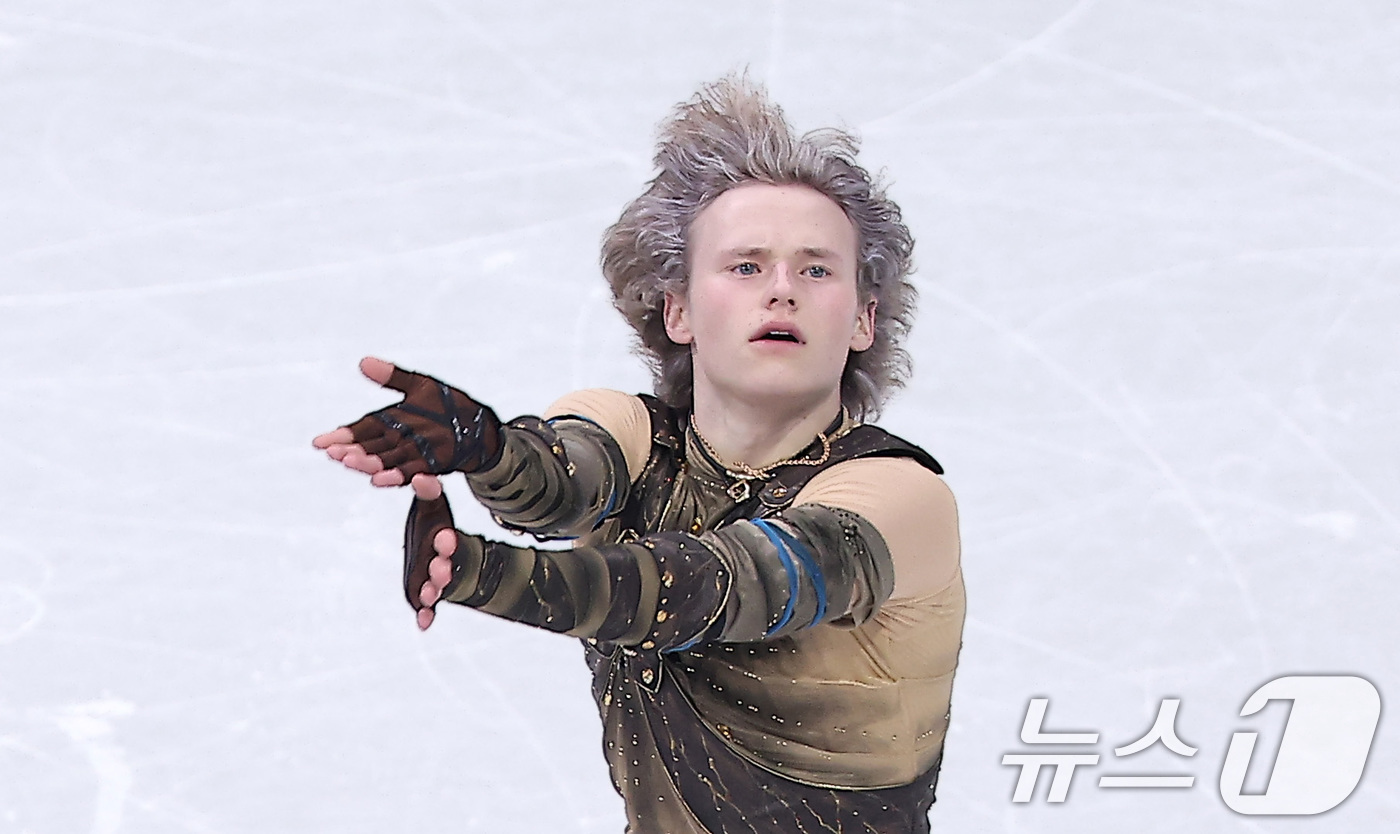 (밀라노=뉴스1) 김성진 기자 = 미국 피겨선수 일리야 말리닌이 7일(현지시간) 이탈리아 밀라노 아이스 스케이팅 아레나에서 열린 2026 밀라노·코르티나담페초 동계올림픽 피겨 스케 …