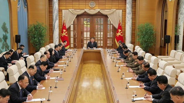 北 "9차 당대회 2월 하순 개최"…김정은 주재 정치국 회의 결정(종합)