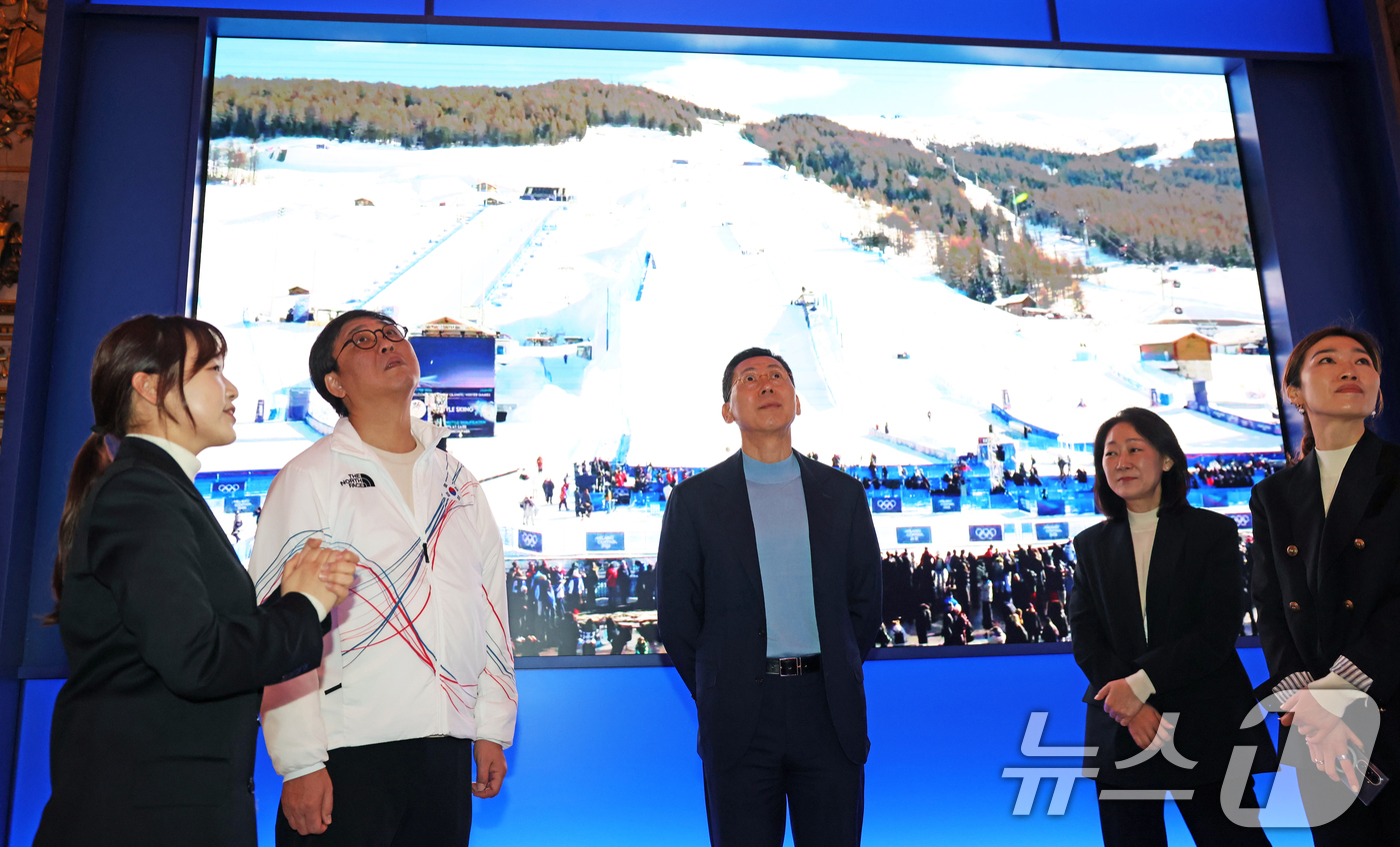 (서울=뉴스1) = 최휘영 문화체육관광부 장관이 7일(현지시간) 2026 밀라노-코르티나 동계올림픽이 열리고 있는 이탈리아 밀라노의 팔라초 세르벨로니(Palazzo Serbello …