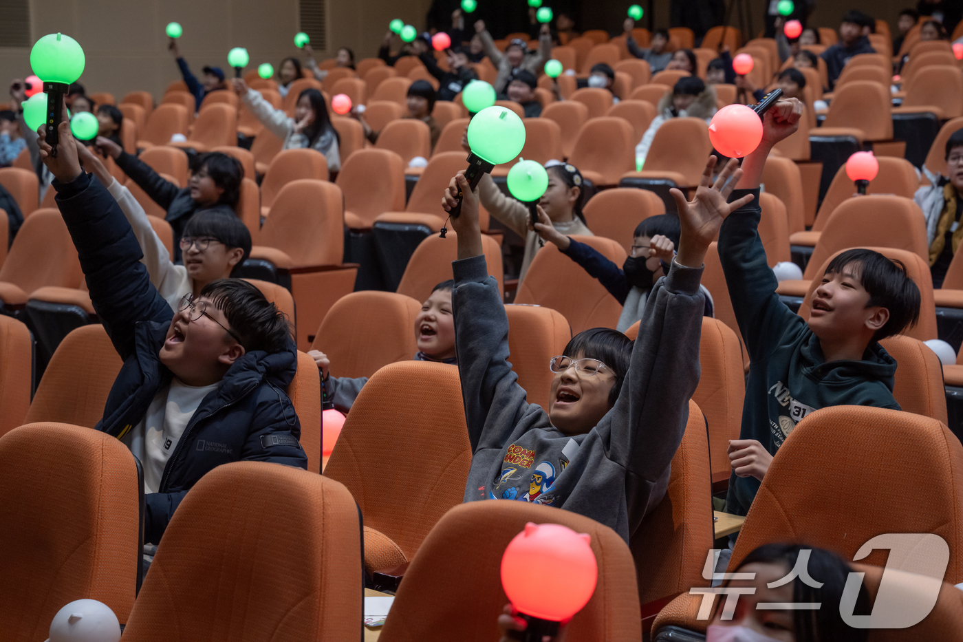 (서울=뉴스1) = 7일 서울 용산구 국립중앙박물관에서 특별전 '우리들의 이순신'과 연계한 교육 프로그램 ‘어린이 골든벨, 종을 울려라~’가 진행되고 있다.초등학교 4~6학년 어린 …