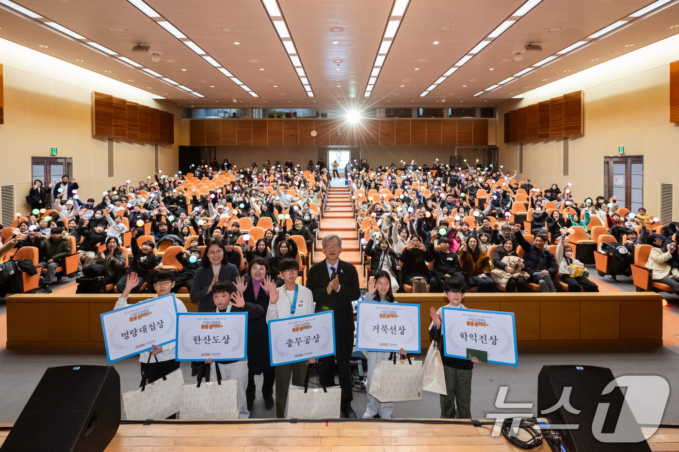 (서울=뉴스1) = 유흥준 국립중앙박물관장이 7일 서울 용산구 국립중앙박물관에서 특별전 '우리들의 이순신'과 연계한 교육 프로그램 ‘어린이 골든벨, 종을 울려라~’에서 수상자들과 …
