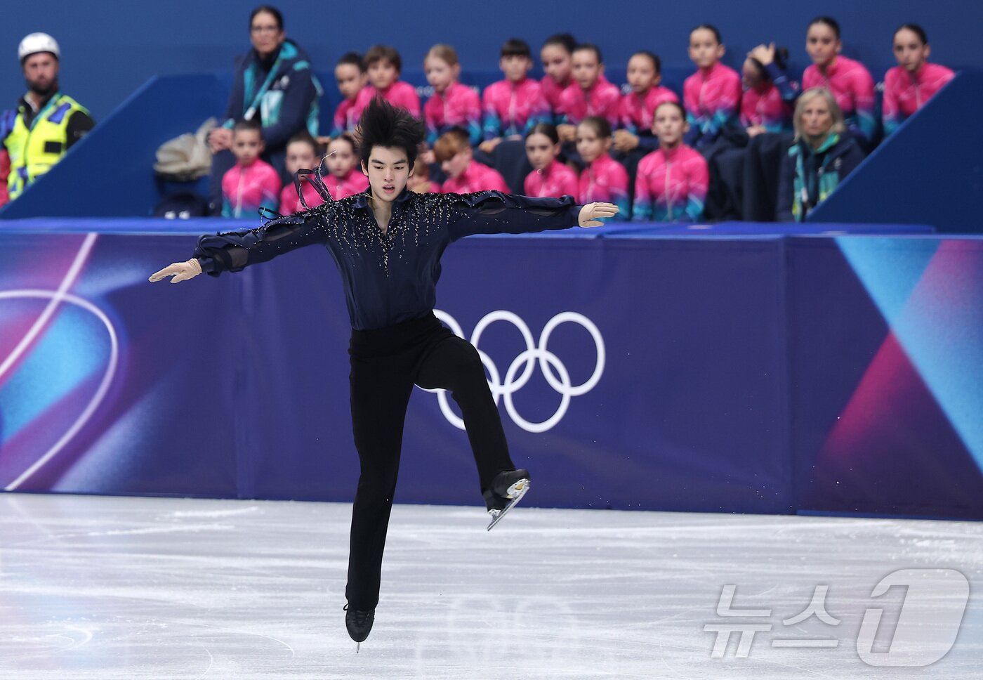 본문 이미지 - 피겨 차준환이 7일(현지시간) 이탈리아 밀라노 아이스 스케이팅 아레나에서 열린 2026 밀라노·코르티나담페초 동계올림픽 피겨 스케이팅 팀 이벤트(단체전) 남자 싱글 쇼트 프로그램에서 점프 실수를 하고 있다. 2026.2.8 ⓒ 뉴스1 김성진 기자