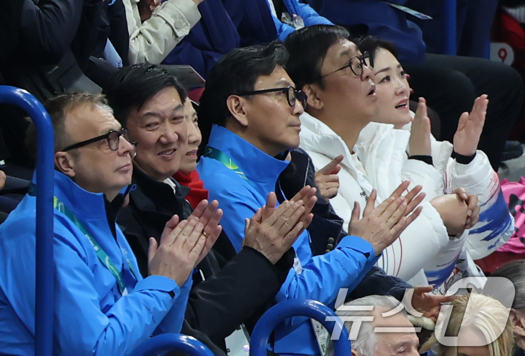 (서울=뉴스1) = 최휘영 문화체육관광부 장관이 7일(현지시간) 이탈리아 밀라노 아이스스케이팅 아레나에서 열린 2026 밀라노-코르티나담페초 동계올림픽 피겨스케이팅 팀 이벤트 경기 …