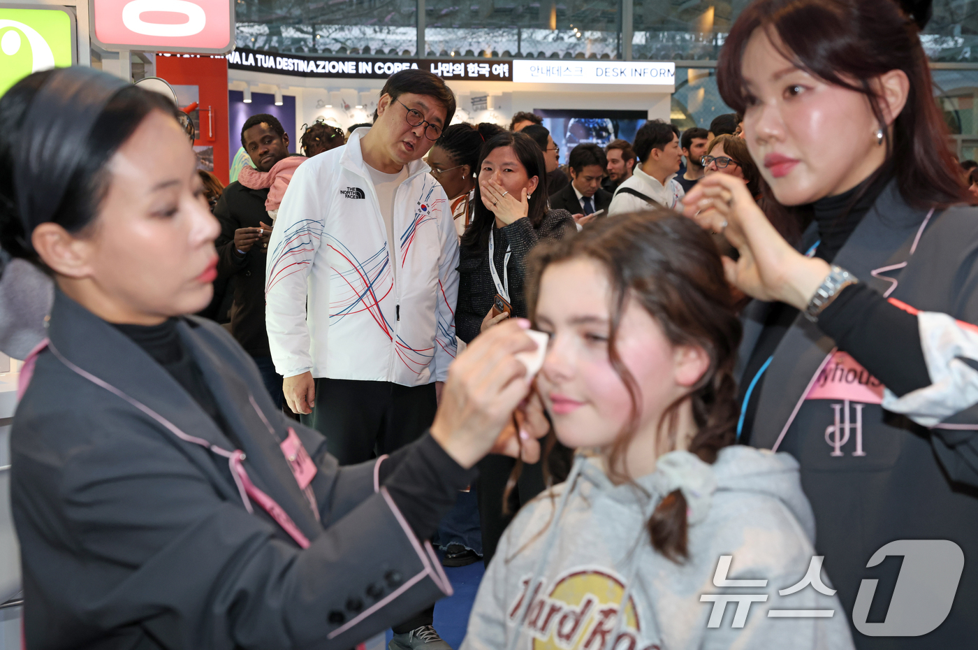 (서울=뉴스1) = 최휘영 문화체육관광부 장관이 7일(현지시간) 2026 밀라노-코르티나담페초 동계올림픽이 열리고 있는 이탈리아 밀라노의 빌라 네키 캄필리오(Villa Necchi …