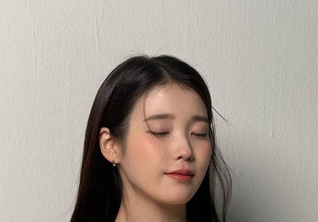 '쇄골 드러낸' 아이유, 청순한데 섹시하기까지…팔색조 매력 [N샷]