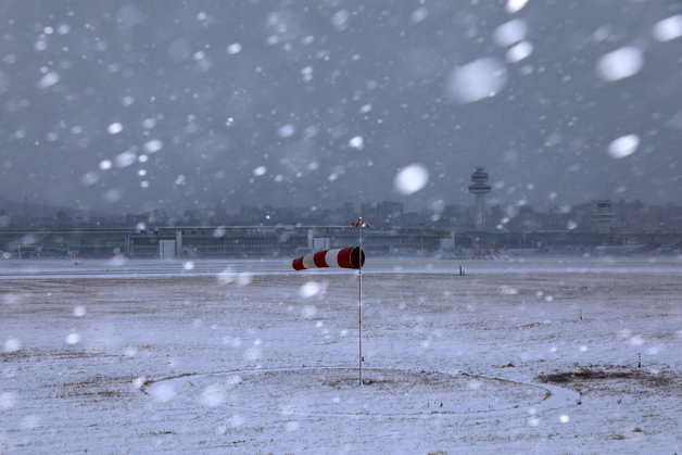 전국이 '꽁꽁' 얼었다…하늘길·뱃길 끊기고 낙상·교통사고 속출(종합)