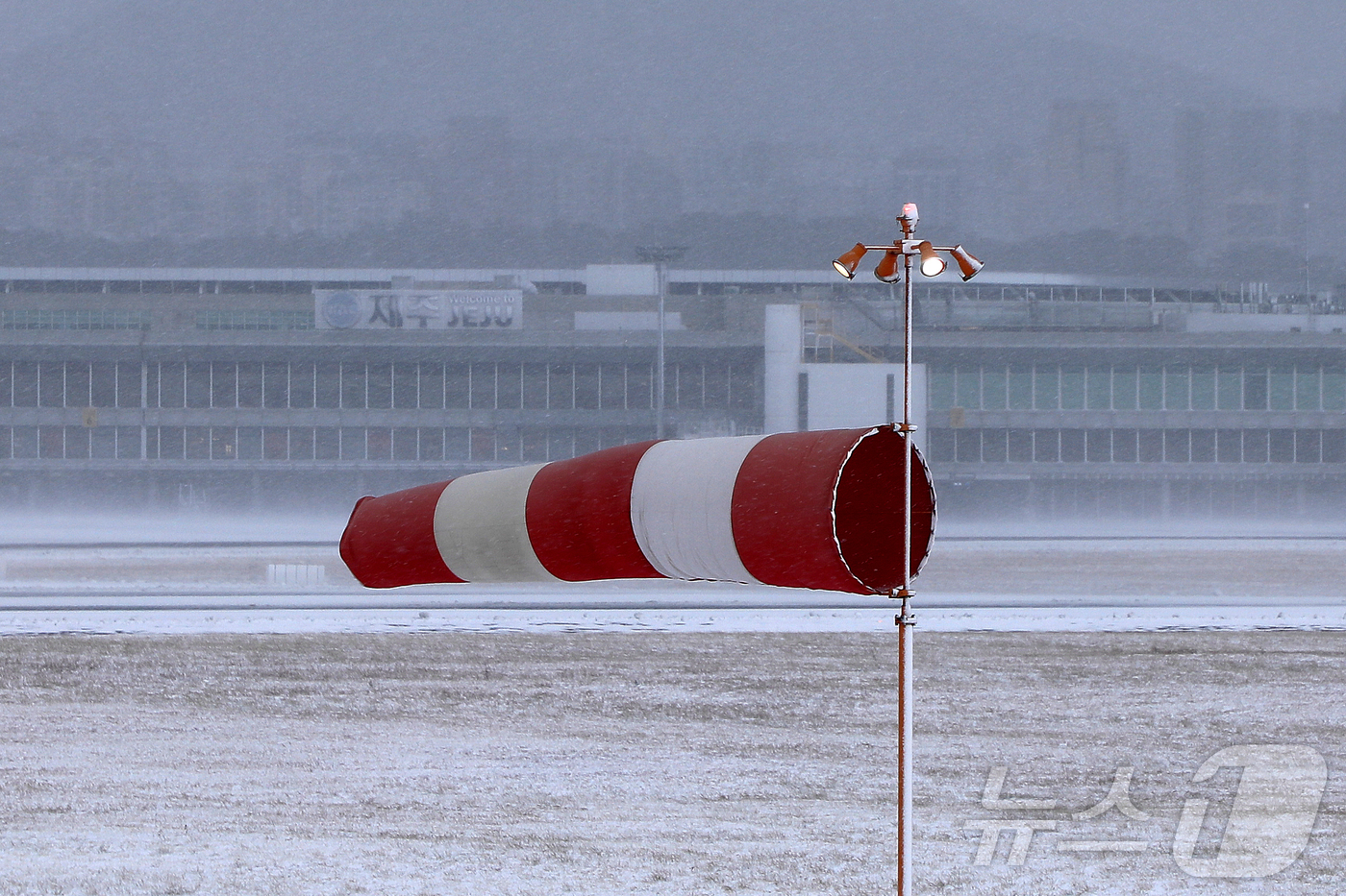 (제주=뉴스1) 오미란 기자 = 8일 오전 활주로 운영이 중단된 제주국제공항에 강풍이 몰아치고 있다. 2026.2.8/뉴스1