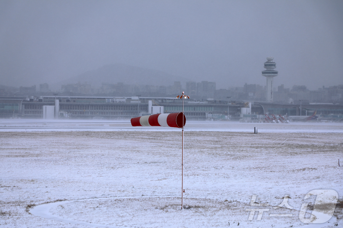 (제주=뉴스1) 오미란 기자 = 8일 오전 활주로 운영이 중단된 제주국제공항에 강풍이 몰아치고 있다. 2026.2.8/뉴스1